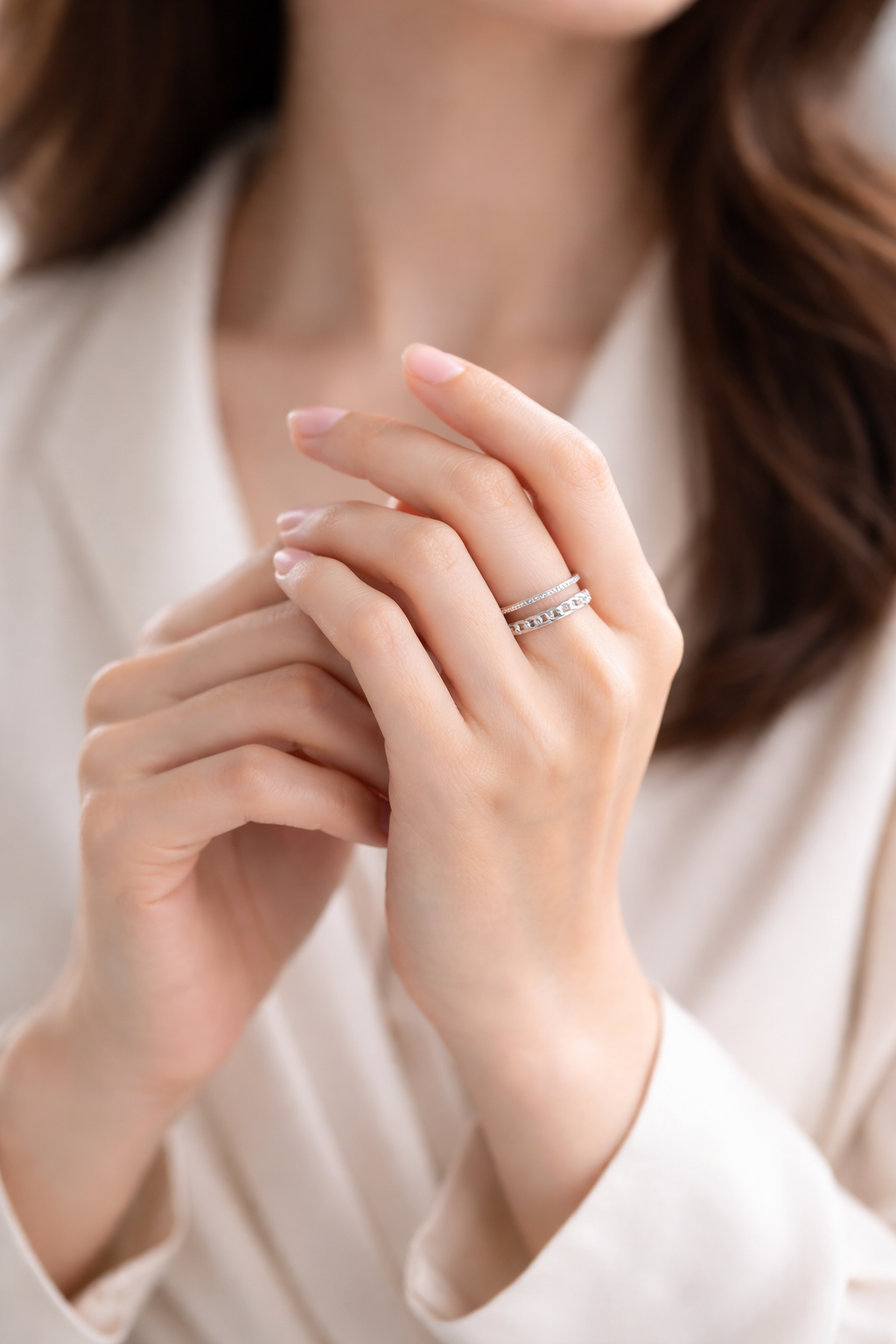 Tessa 2 Close-up detail of the Tessa Ring's intricate chain and beaded texture.